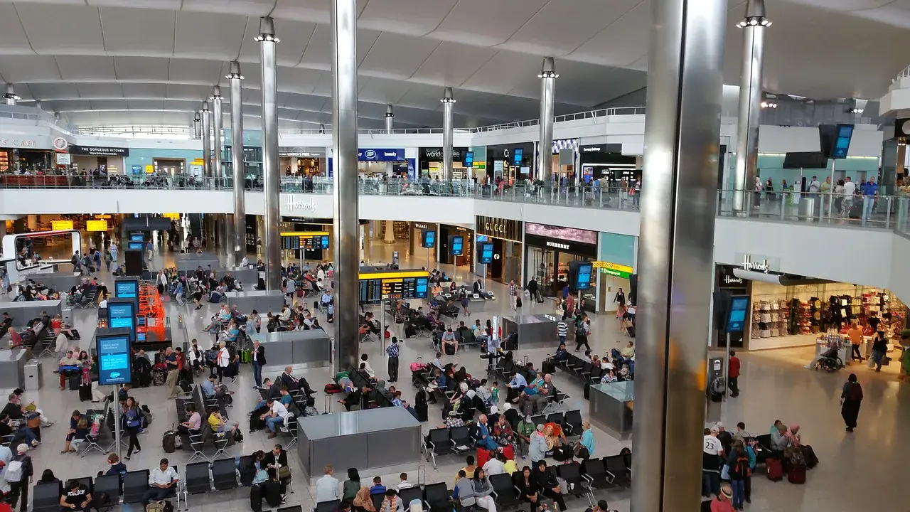 Londoni Heathrow repülőtér drasztikus intézkedéseket vezet be az utasok lerakásánál