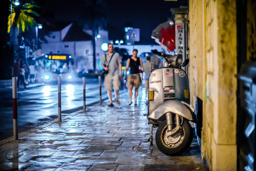 A Vespa-vezetés túlélési kézikönyve, avagy hogyan ne üsd el magad Rómában?