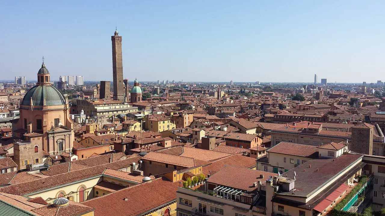 Bologna a tornyok, árkádok és ízek városa