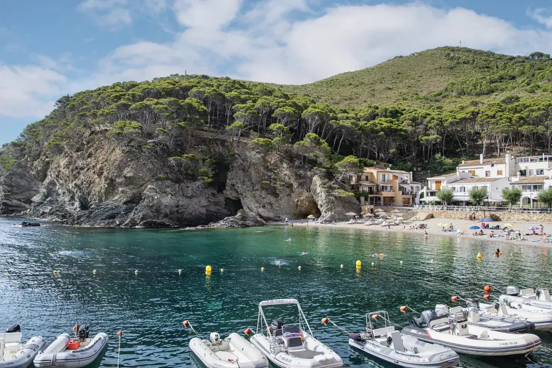 Cala Llonga, tengerparti üdülés Ibizán