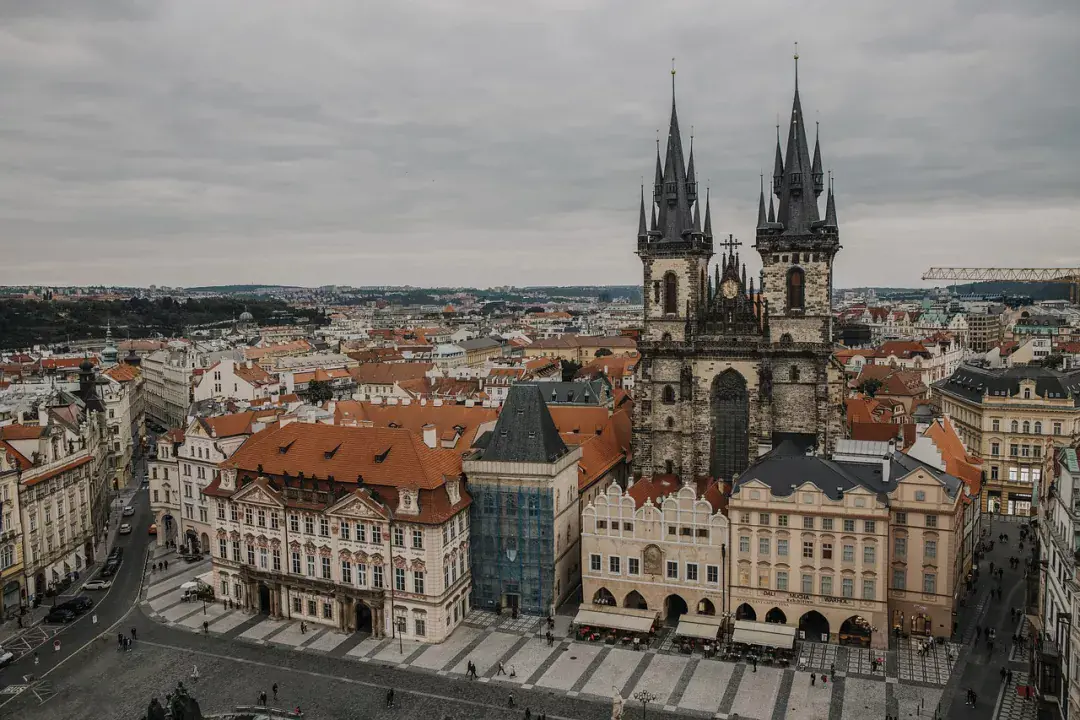 Hogyan lehet a prágai repülőtérről bejutni a városba?