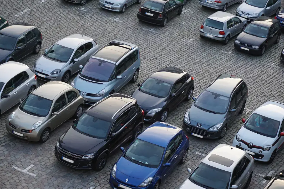 Hol és mennyiért parkolhatunk a Liszt Ferenc Nemzetközi reptéren és környékén