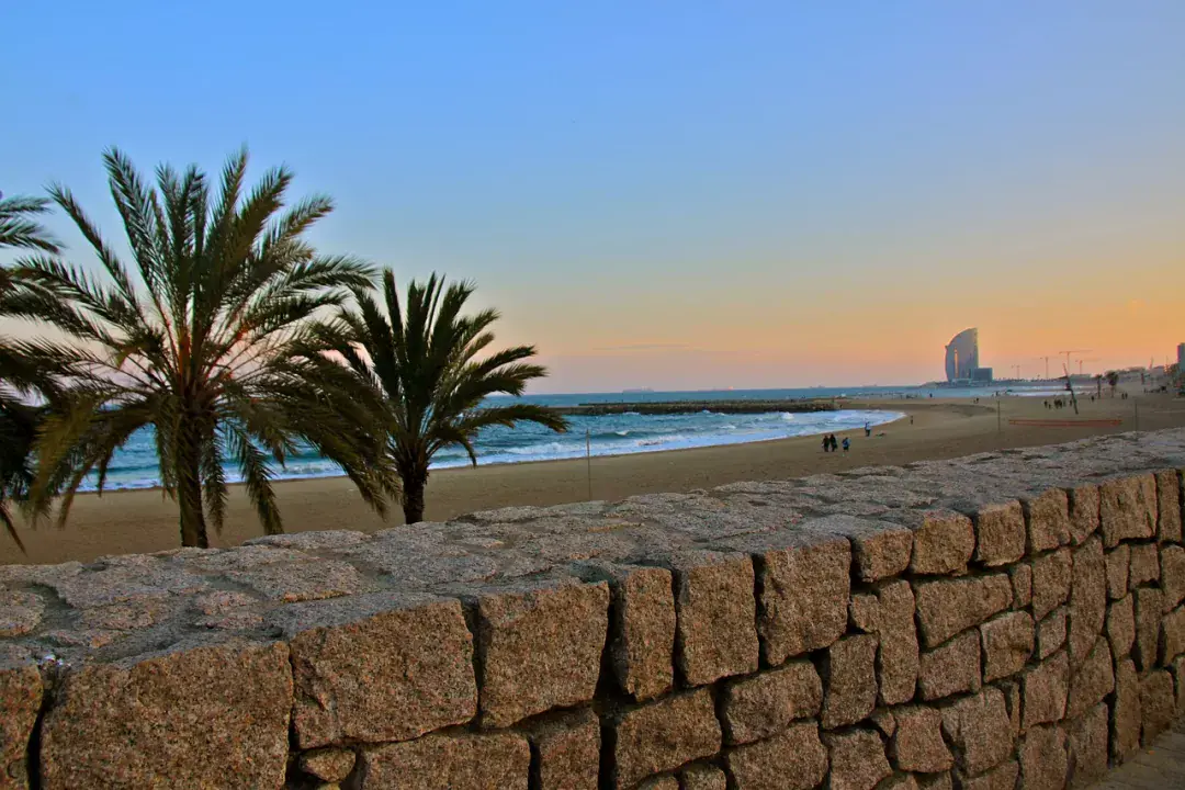 Hol találok jó strandokat Barcelona közelében?