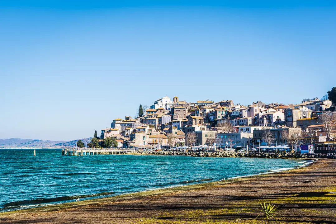 Irány a Bracciano-tó tetszetős kisvárosa