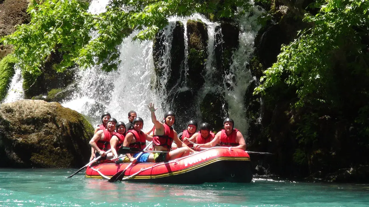 Kalandok a vadvizeken: Kajakozás, rafting és vitorlázás a világ legszebb folyóin és tavain