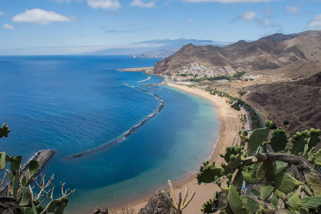 Középpontban Santa Cruz de Tenerife a napsütötte főváros