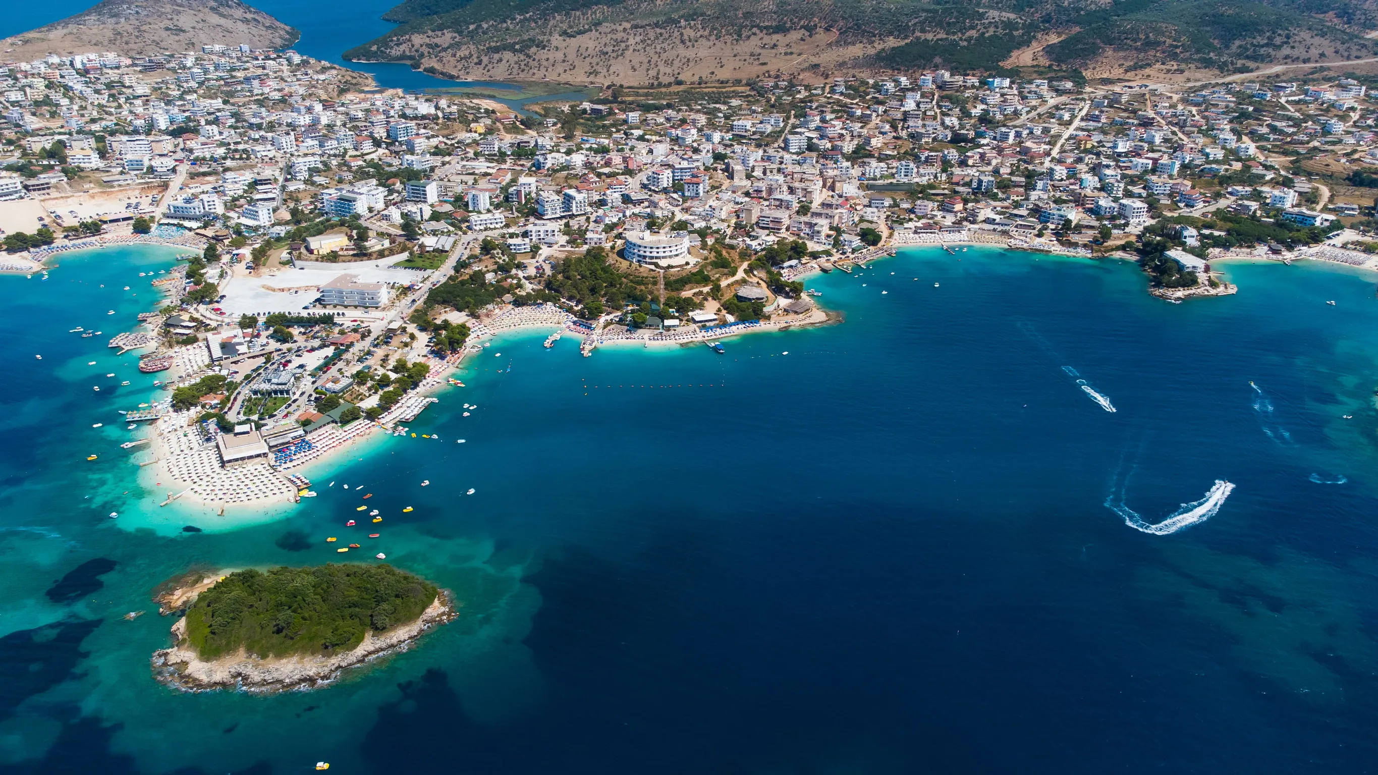 Ksamil 6 nap/5 éjszaka repjeggyel és 3 csillagos medencés szállással 70.045 Ft/fő nyáron