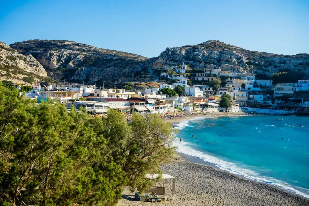 Matala a barlangos part, ahol a hippik is otthonra leltek