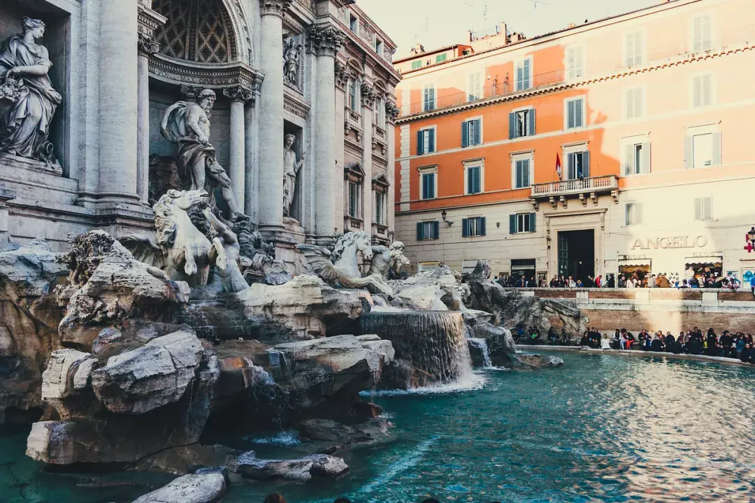 Nehéz elhinni, mennyi pénzt szórnak a turisták a római Trevi-kútba