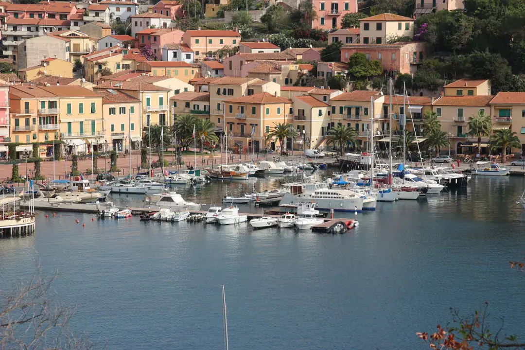 Porto Azzurro az ellenállhatatlan „kék kikötő”