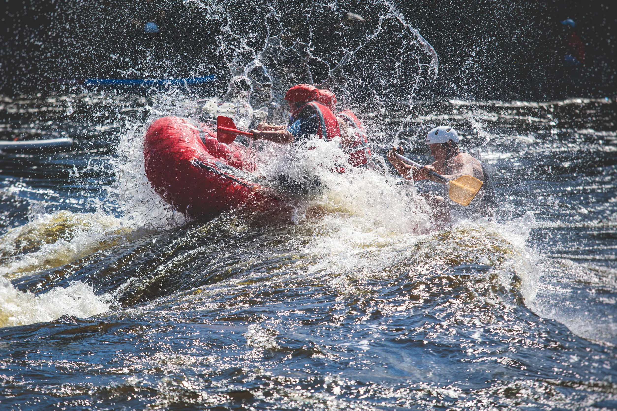 Rafting kezdőknek és adrenalinfüggőknek: mindent a vadvízi evezésről