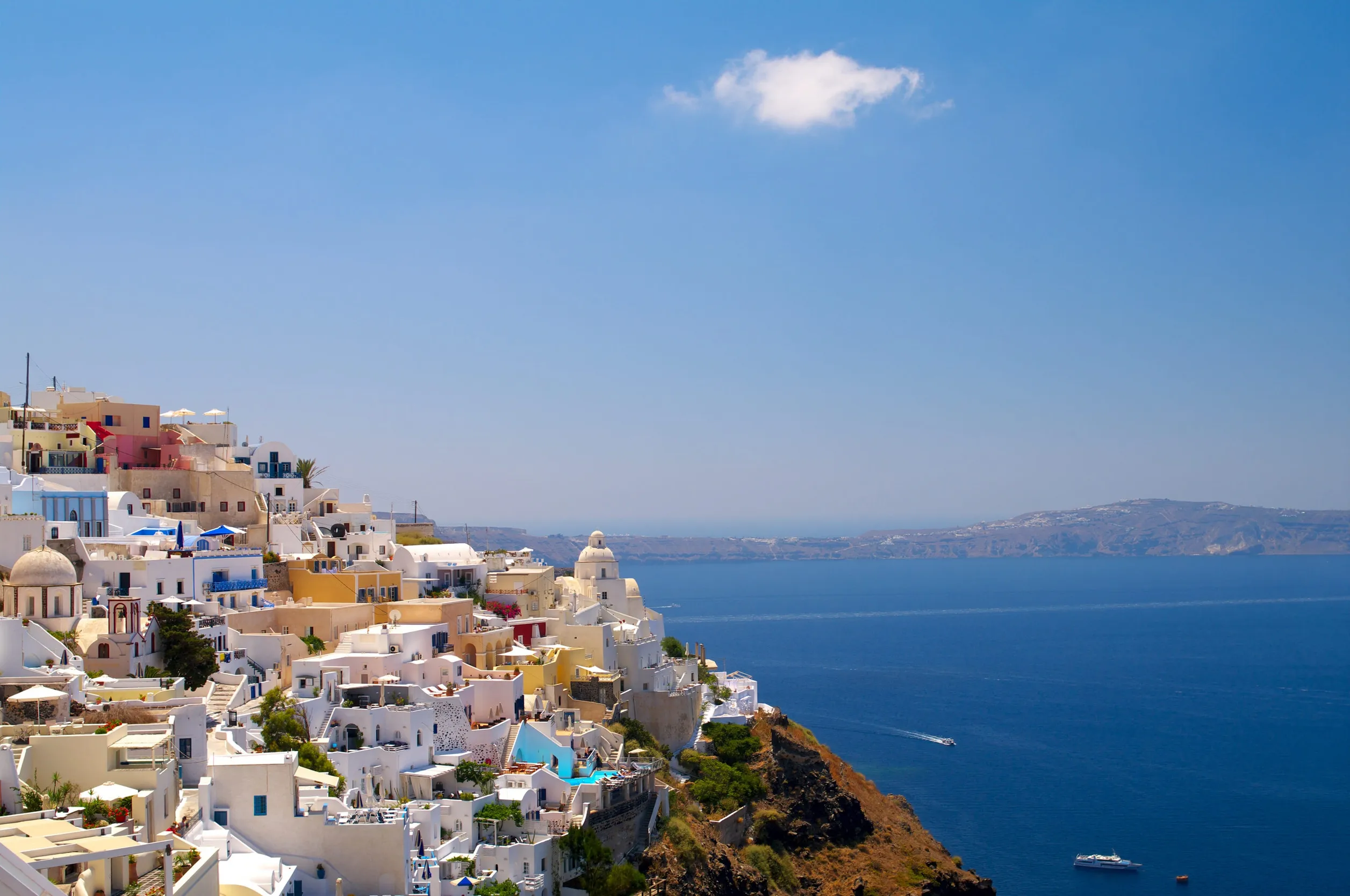 Santorini nyári főszezonban 5 nap/4 éjszaka repjeggyel és 3 csillagos szállással 73.140  Ft/fő