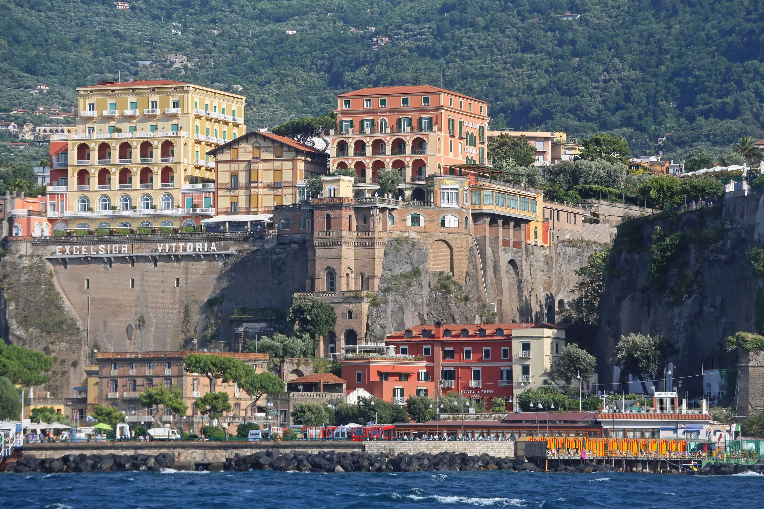 Sorrento 4 nap/3 éjszaka repjeggyel és szállással 56.885 Ft/fő